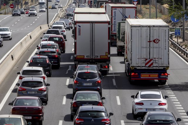 Varios vehículos en la carretera de Andalucía, a la altura de Pinto, el día que comienza la operación salida con motivo de la festividad del 15 de agosto