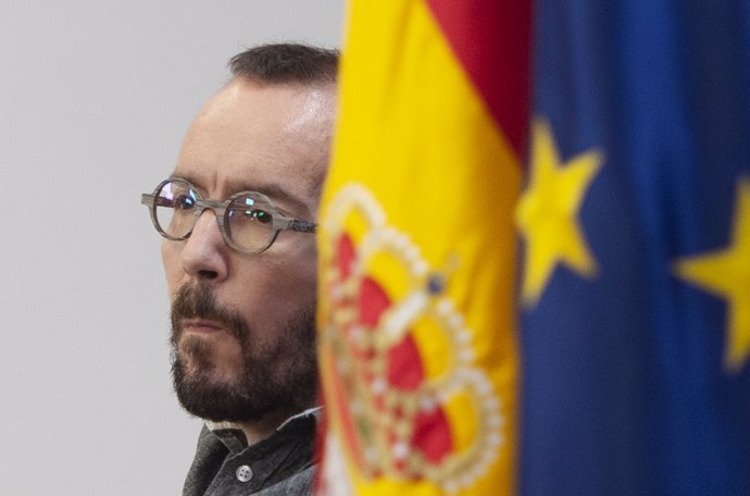 El portavoz de Unidas Podemos en el Congreso, Pablo Echenique, interviene en una rueda de prensa en el Congreso de los Diputados, a 1 de julio de 2021, en Madrid (España).