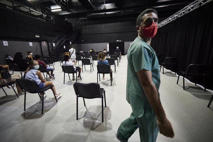 Varios adolescentes acuden al centro cultural Kulturgunea para recibir la vacuna contra el Covid-19, a 11 de agosto de 2021, en Tafalla, Navarra, (España).