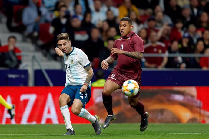Archivo - 22 March 2019, Spain, Madrid: Argentina's Gonzalo Montiel (L) and Venezuela's Darwin Marchis battle for the ball during the Friendly soccer match between Argentina and Venezuela at the Wanda Metropolitano Stadium. Photo: Gustavo Ortiz/dpa