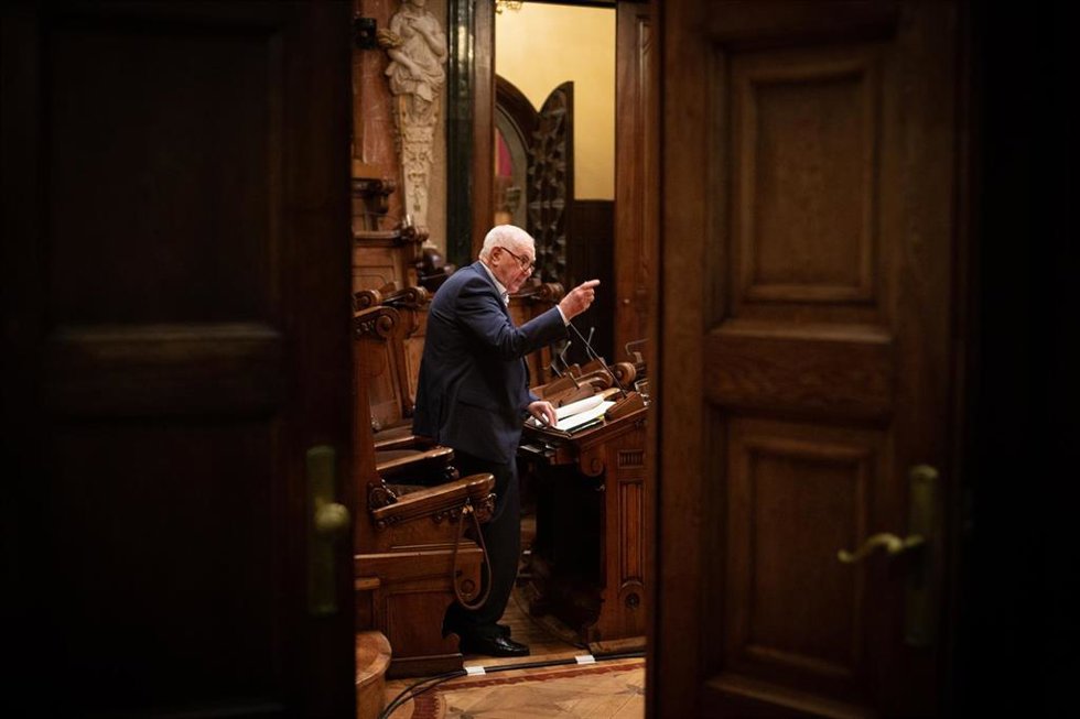 El presidente de ERC en Barcelona, Ernest Maragall, interviene en una sesión plenaria en el Ayuntamiento de Barcelona, a 23 de julio de 2021, en Barcelona, Catalunya (España). Este Pleno es el último que se celebra antes del parón estival y el primero q