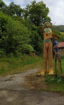 Talla de un escanciador desnudo en la carretera que va a Covadonga