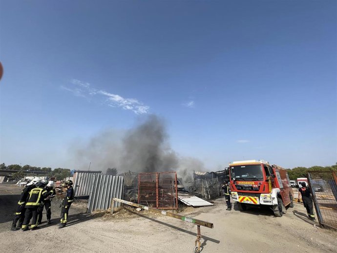 Incendio a la altura del kilómetro 30 de la M-40 en una nave con coches para chatarra y reparación.