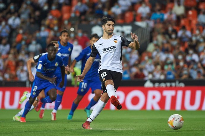 Carlos Soler of Valencia shoots for goal during the La Liga Santander match between Valencia and Getafe at Estadio de Mestalla on 13 August 2021 in Valencia, Spain
