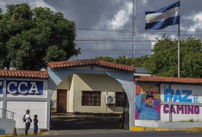 Archivo - Un mural con la imagen de Daniel Ortega en el Ministerio de Economía Familiar