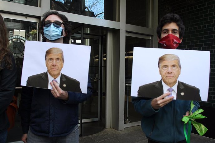 Archivo - 27 March 2021, US, New York: People take part in a rally held in front of New York Governor Andrew Cuomo's office in Manhattan calling him to resign or for his impeachment due to the complaints of 8 female employees. Photo: Bruce Cotler/ZUMA W