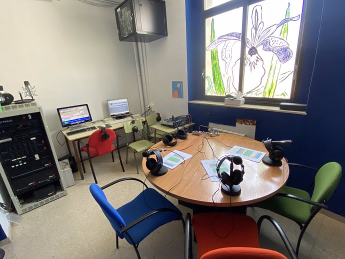 Estudio de radio en un aula de la escola Annexa de Girona