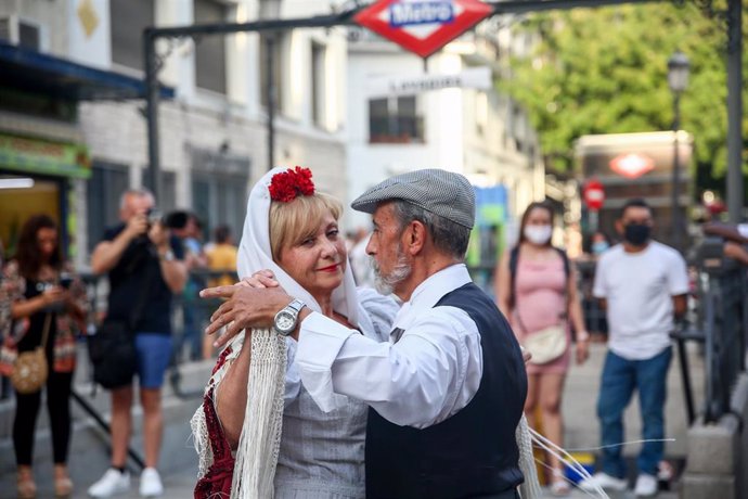 Una pareja baila el popular chotis el día del comienzo de la festividad de San Lorenzo, a 10 de agosto de 2021, en Madrid (España). 