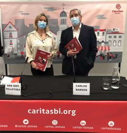 Archivo - El director de Cáritas Bizkaia, Carlos Bargos, y Ana Sofi Telletxea, responsable del departamento de Análisis y Desarrollo de la organización, en la presentación de la Memoria Anual 2020 (archivo)