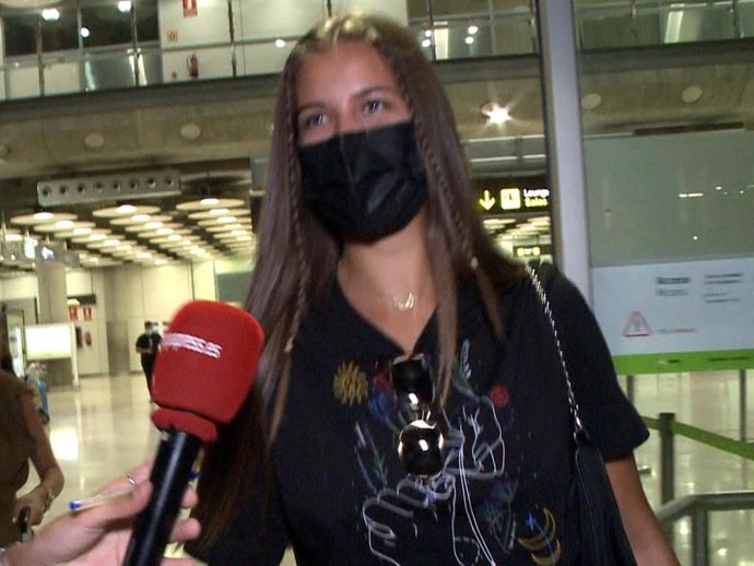La modelo Desiré Cordeo en el aeropuerto de Madrid tras una escapada a Florencia.