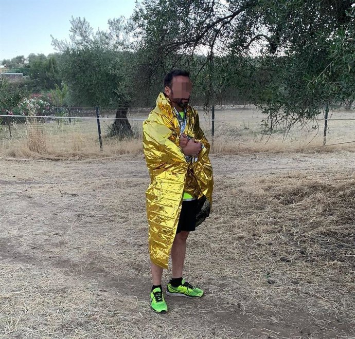 El agente tras el rescate tuvo que ser atendido también por los servicios sanitarios.