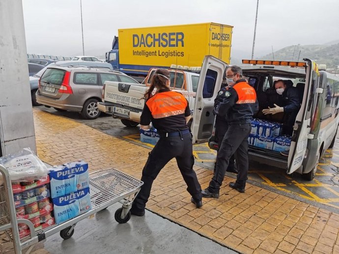 Archivo - Voluntarios de Protección Civil de Estepona en un reparto de alimentos durante la pandemia