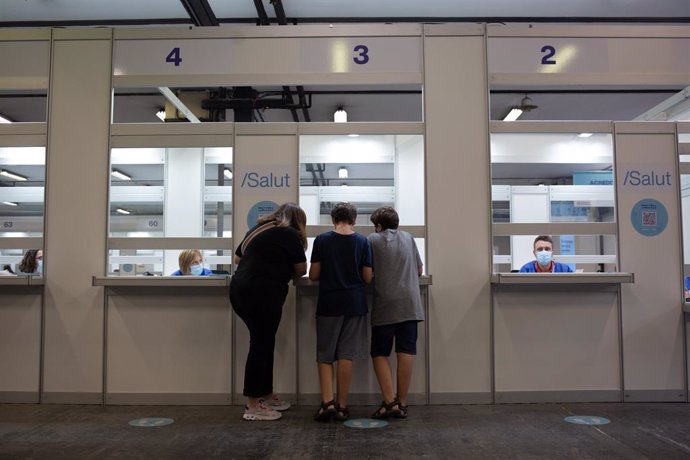 Dos adolescents acudeixen a rebre la vacuna contra el Covid-19 en el recinte de Montjuc de Fira de Barcelona, a 4 d'agost de 2021, a Barcelona.