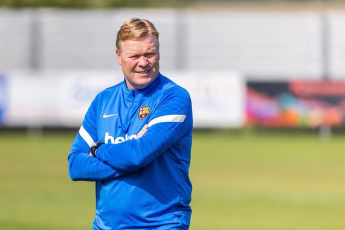 FILED - 30 July 2021, Baden-Wuerttemberg, Donaueschingen: Barcelona coach Ronald Koeman leads a training session ahead of Saturday's Club Friendlies soccer match against VfB Stuttgart. Koeman has declared Lionel Messi the "best player in the world" afte