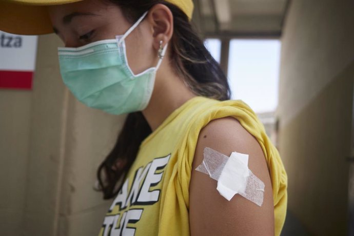 Una niña de 12 años, después de recibir una dosis de la vacuna contra el coronavirus.