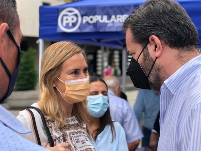 Archivo - La vicesecretaria de Organización del PP, Ana Beltrán, con el presidente del PP de Córdoba, Adolo Molina.