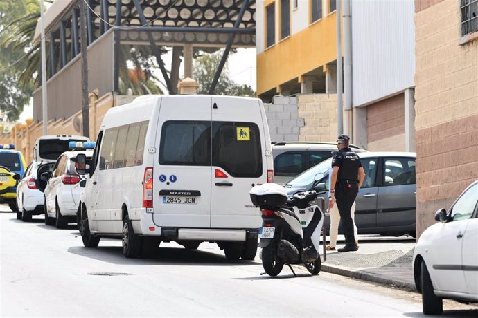 Menores no acompañados viajan en una furgoneta, en las inmediaciones del Polideportivo Santa Amelia, donde fueron acogidos 250 de los 800 menores que llegaron a Ceuta el pasado mes de mayo, a 13 de agosto de 2021, en Ceuta (España). 