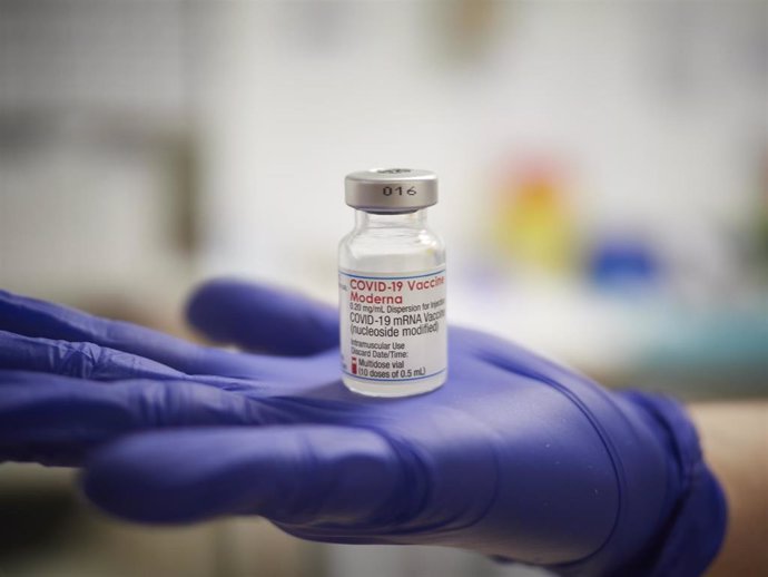 Una profesional sanitaria sostiene un vial de la vacuna de Moderna contra la Covid-19.