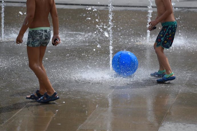 Dos niños juegan en una fuente del Parc Central, a 12 de agosto de 2021, en Valencia, Comunidad Valenciana (España)