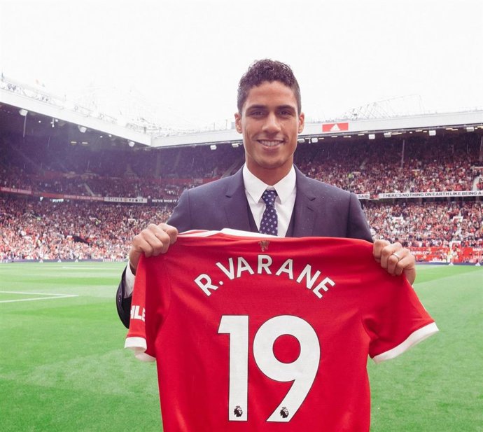 Raphal Varane con la camiseta del Manchester United