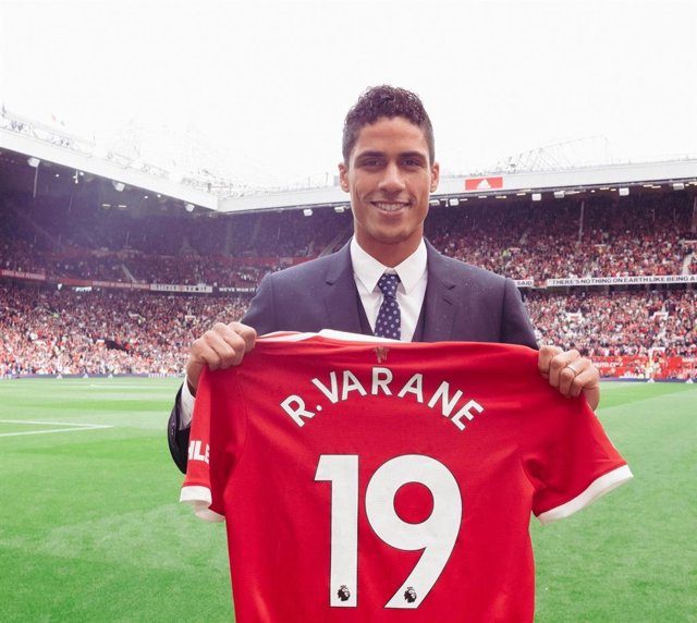Varane firma con el Manchester United hasta 2025