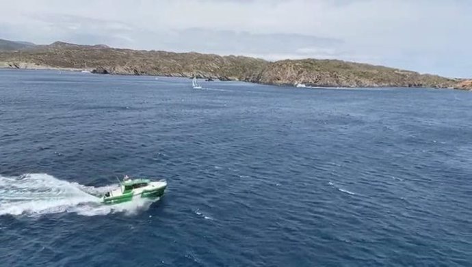 Embarcació dels Agents Rurals patrullant el litoral d'un Parc Natural