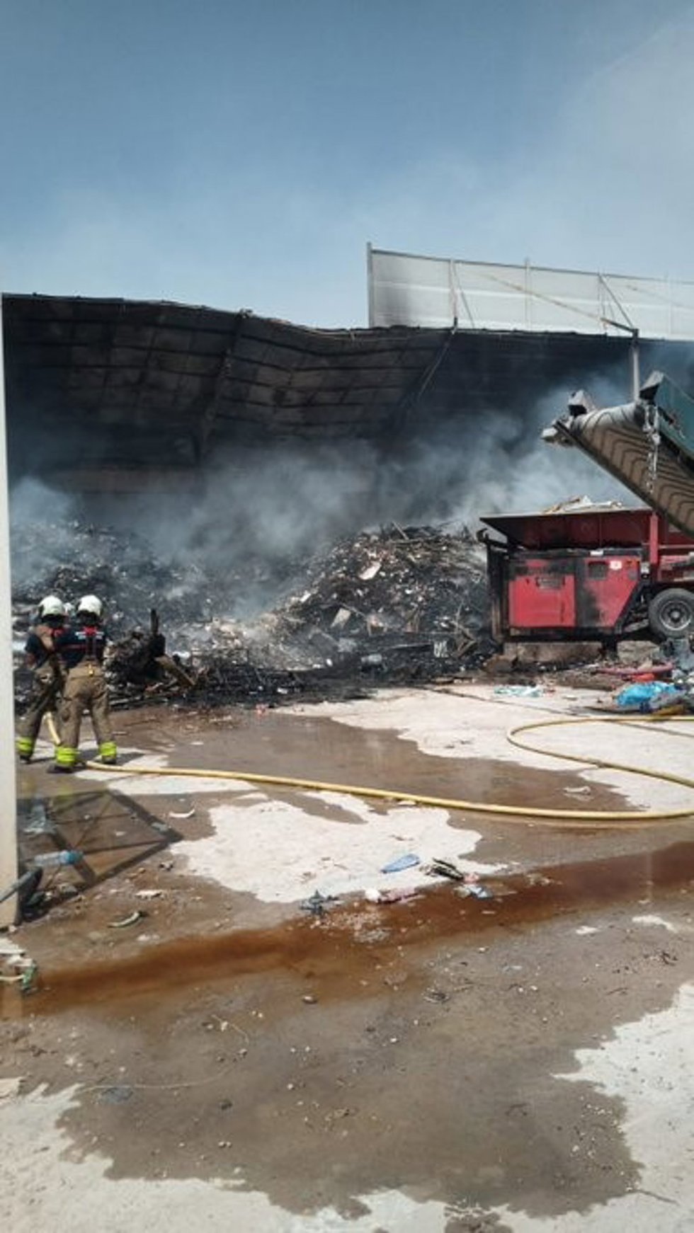 Incendio en una nave de la Bobadilla