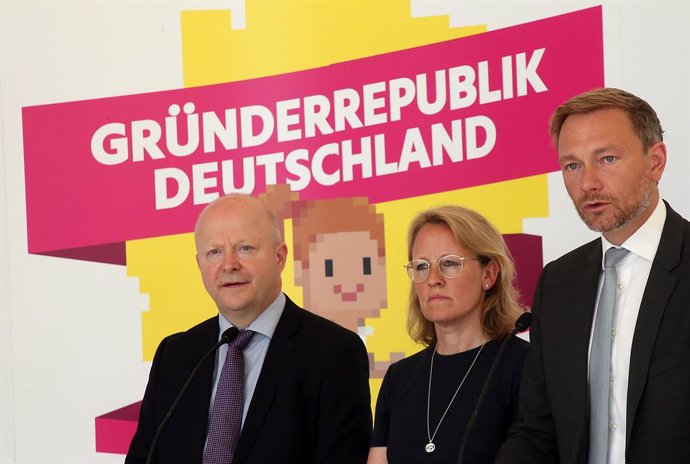 Archivo - 26 June 2019, Berlin: Christian Lindner, chairman of the Free Democratic Party (FDP) parliamentary group in the Bundestag (R-L), Donata Hopfen and Deputy chairman of the FDP Michael Theurer answer questions from journalists at a press conferen