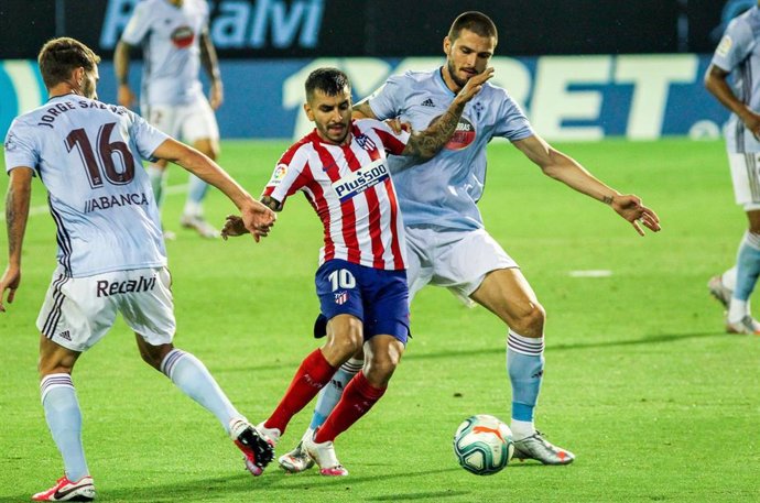 Archivo - Ángel Correa ante Okay Yokuslu en un Celta-Atlético de Madrid