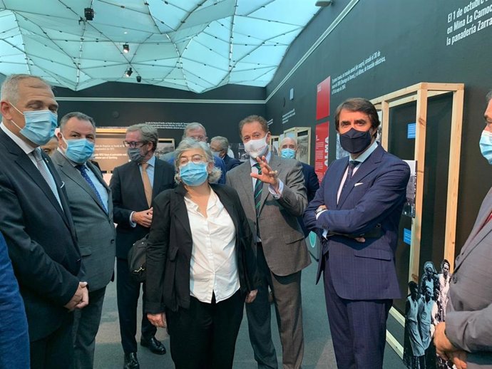 Un momento del acto institucional en el que ha participado Suárez-Quiñones (d) con motivo del Día de León en la 64 edición de la Feria de Muestras de Gijón-Asturias