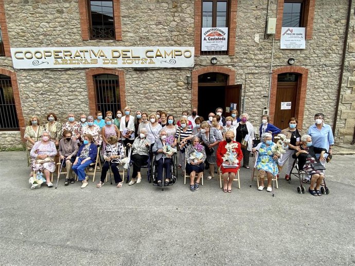 La consejera de Educación y Formación Profesional, Marina Lombó, asiste al acto de homenaje a maestras y alumnas de la escuela de niñas de la asociación de labradores La Providencia.