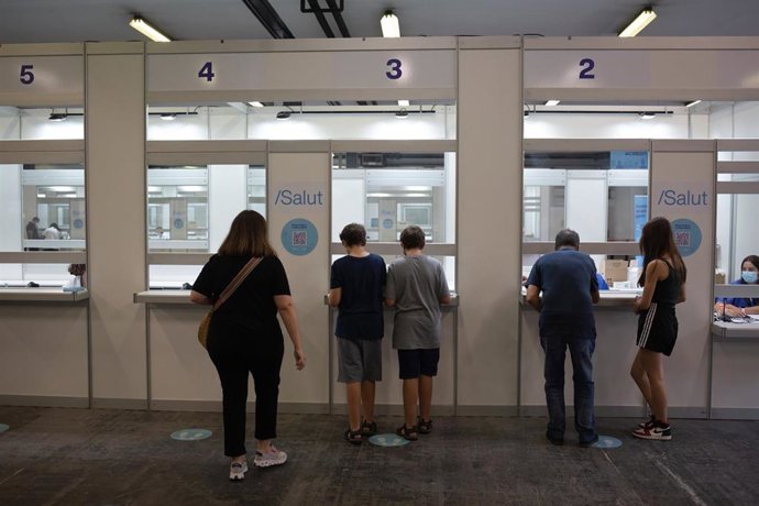 Dos adolescentes acuden a recibir la vacuna contra el Covid-19 (Archivo)