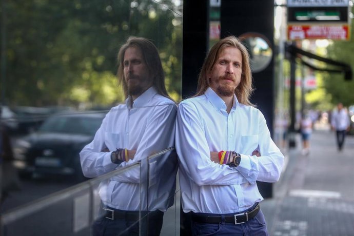 El coordinador general de Podemos en Castilla y León, Pablo Fernández, posa en las inmediaciones de la agencia después de una entrevista para Europa Press, a 12 de agosto de 2021, en Madrid (España).