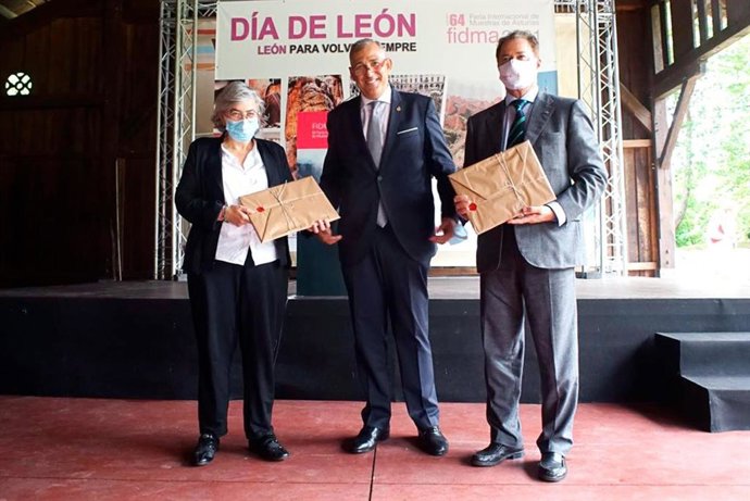 El alcalde en funciones, Vicente Canuria, entregando un regalo institucional a la alcaldesa de Gijón, Ana González, y el presidente de la Cámara de Comercio de Gijón, Félix Baragaño.