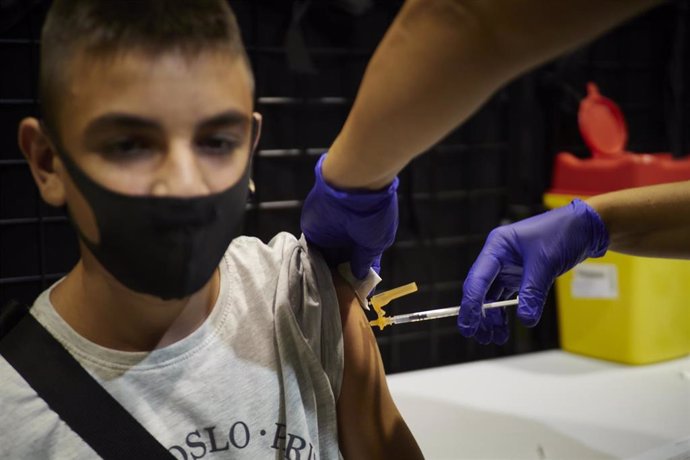 Un adolescente de 12 años recibe la primera dosis de la vacuna Pfizer en el centro cultural Kulturgunea, a 11 de agosto de 2021, en Tafalla, Navarra, (España)