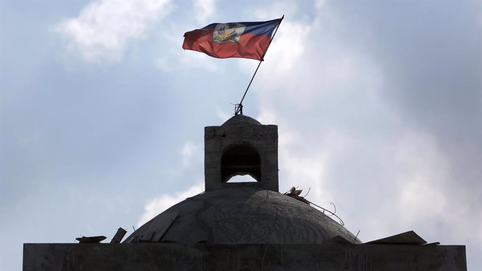 Archivo - Arxivo - Bandera d'Haití en una església de Port-au-Prince