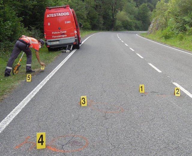 Patrulla de la Policía Foral en el lugar del accidente en Leitza