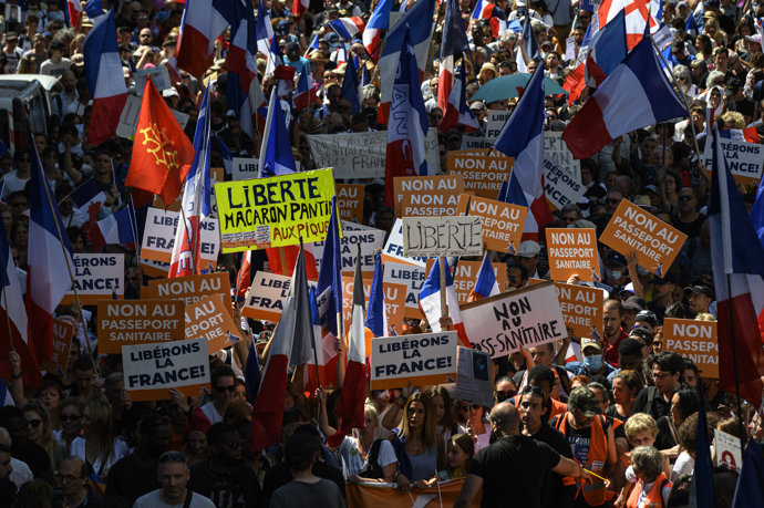 Más de 200.000 personas salen a las calles de Francia en contra del certificado sanitario