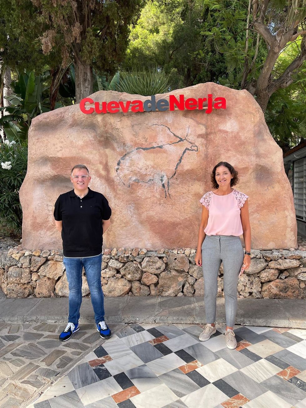La ministra de Industria, Comercio y Turismo, Reyes Maroto, y el gerente de la Cueva de Nerja, José María Domínguez, en la Cueva de Nerja