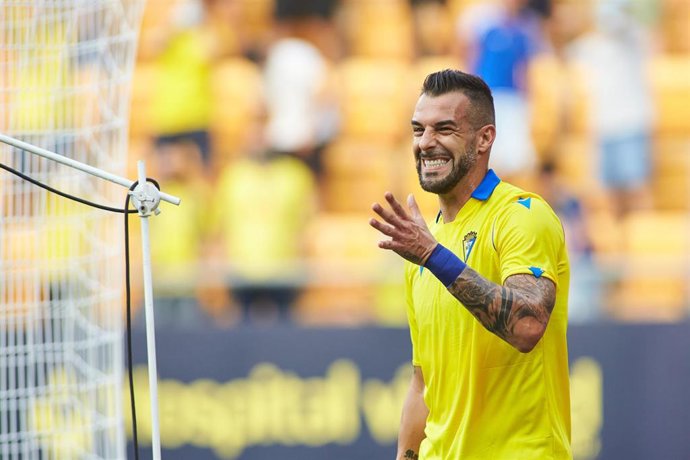 Álvaro Negredo lamenta una ocasión fallada con el Cádiz