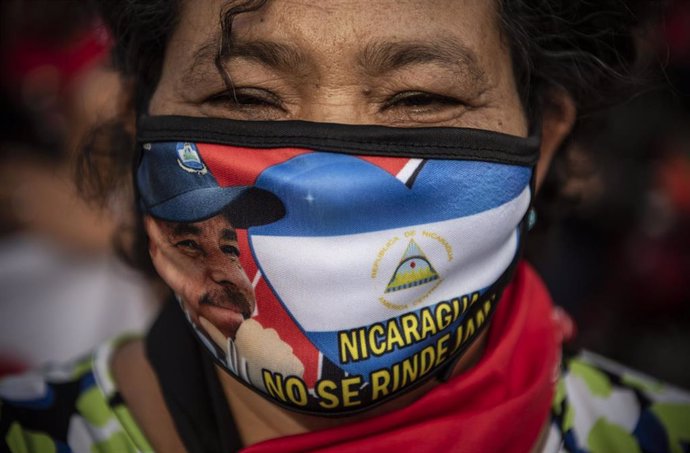Una mujer apoya la candidatura de Daniel Ortega para las próximas elecciones de Nicaragua