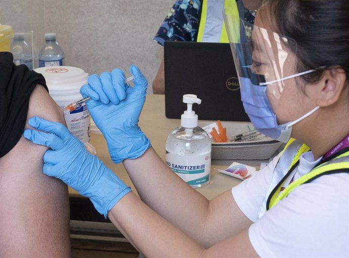 Archivo - 16 June 2021, Canada, Delta: A healthcare worker injects a man with a dose of a COVID-19 vaccine at a truck stop. Photo: Jonathan Hayward/The Canadian Press via ZUMA/dpa