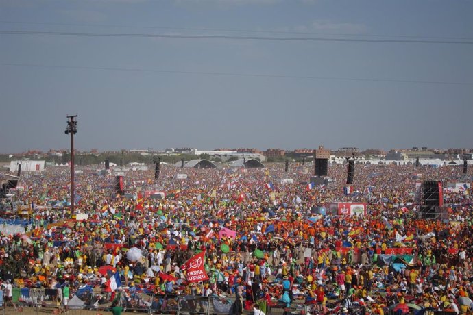 Archivo -     El Papa Benedicto XVI ha entrado a las 20:50 horas en el aeródromo de Cuatro Vientos, donde presidirá la Vigilia de la oración a la que también acudirán SS.AA.RR Los Príncipes de Asturias, que le han recibido a la entrada, junto con otras 