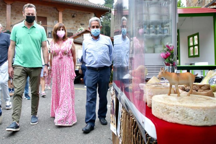 El presidente de Cantabria, Miguel Ángel Revilla, el consejero de Medio Rural, Guillermo Blanco, y la consejera de Empleo, Ana Belén Álvarez, en la XXVI Feria Internacional del Queso Artesano de Pesquera.