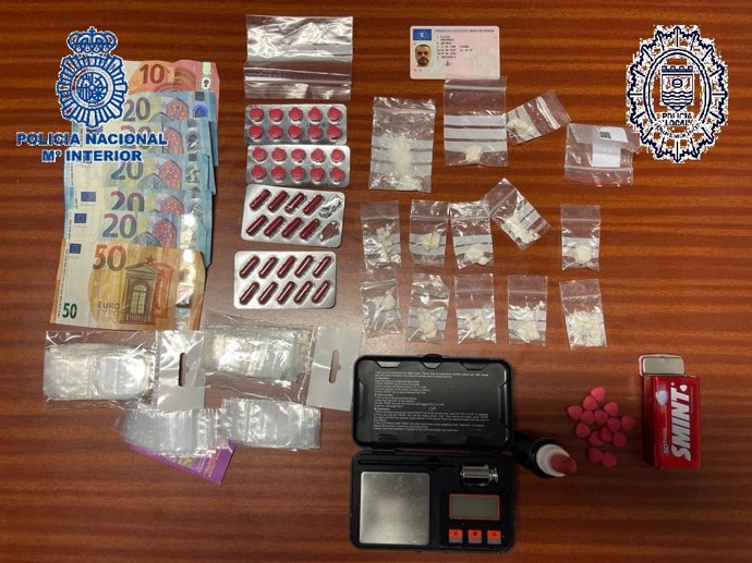 Objetos y droga intervenidos en una operación policial