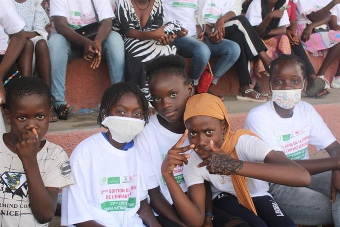 Jóvenes ayudados por la Aacid.