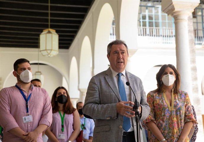 El candidato del PSOE-A a la Presidencia de la Junta, Juan Espadas (c), junto a la portavoz del PSOE-A, Angeles Férriz (d), tras reunirse con colectivos de jóvenes  en el Parlamento de Andalucía, a 21 de julio de 2021, en Sevilla (Andalucía, España).