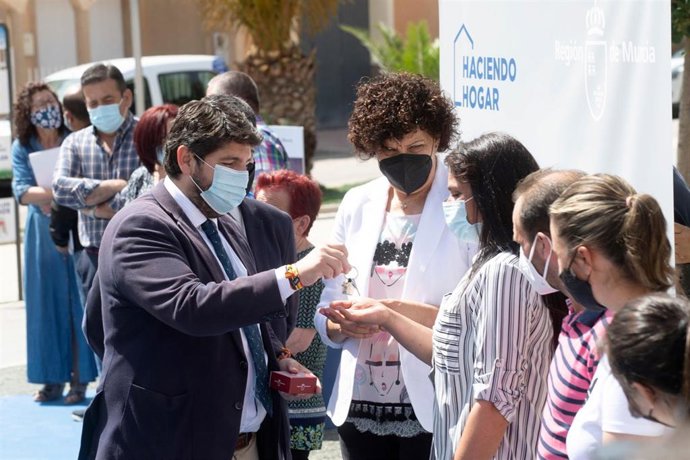 El presidente de la Región de Murcia, Fernando López Miras, y la alcaldesa de Puerto Lumbreras, María Ángeles Túnez, durante el acto de entrega de la propiedad de las viviendas sociales el pasado mes de mayo