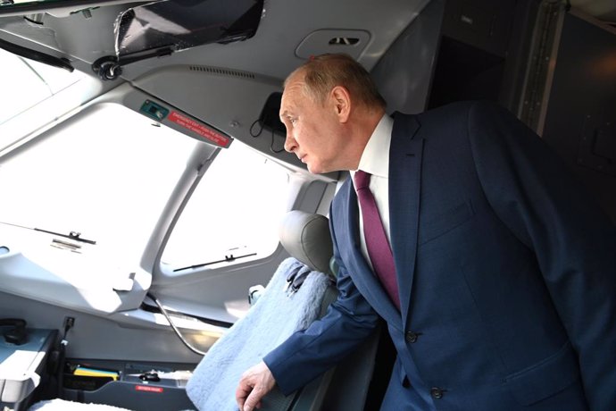 HANDOUT - 20 July 2021, Russia, Zhukovsky: Russian President Vladimir Putin inspects the cockpit of an aircraft at the MAKS-2021 International Aviation and Space Salon. Photo: -/Kremlin/dpa - ATTENTION: editorial use only and only if the credit mentione