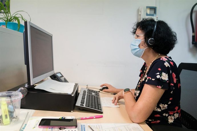 Una rastreadora en una unidad de seguimiento de pacientes covid.